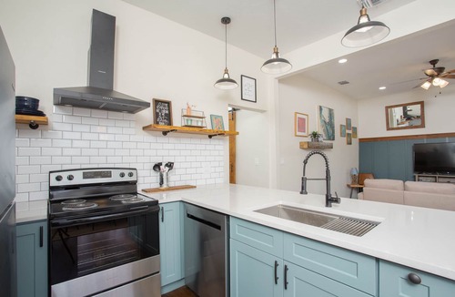 Denver Heights House | Sleeps 6 Walk to Alamodome Cowboy Pool