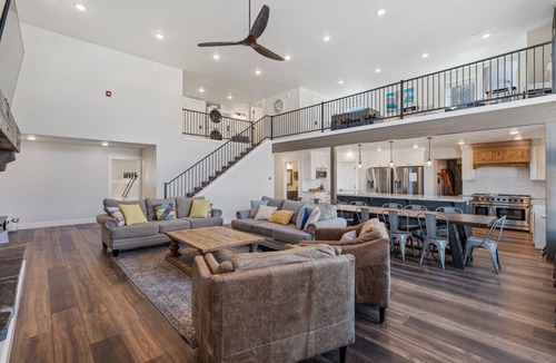Garden City House | Sleeps 60+! Reunions/retreats! Indoor playground!