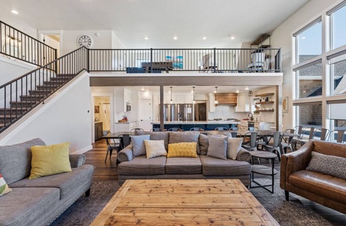 Garden City House | Sleeps 60+! Reunions/retreats! Indoor playground!