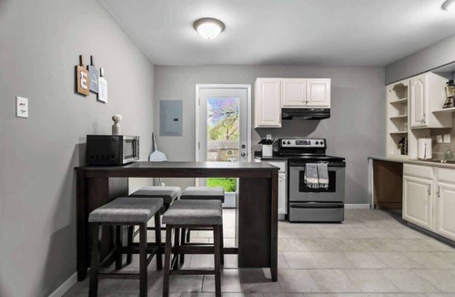 Gladstone House | Sleeps 7|3BR| Near MCI & GEHA|Gladstone