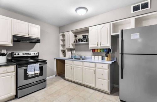 Gladstone House | Sleeps 7|3BR| Near MCI & GEHA|Gladstone