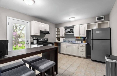 Gladstone House | Sleeps 7|3BR| Near MCI & GEHA|Gladstone