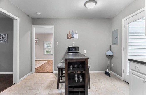 Gladstone House | Sleeps 7|3BR| Near MCI & GEHA|Gladstone