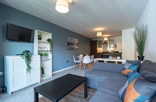 Bray on Thames Apartment | ✪Sleeps 7 , Central Maidenhead, Free Parking, WiFi, Netflix, Perfect for Groups✪