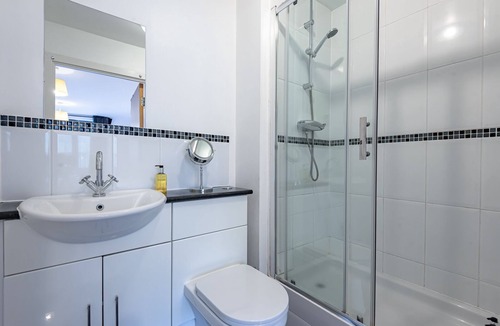 Bray on Thames Apartment | ✪Sleeps 7 , Central Maidenhead, Free Parking, WiFi, Netflix, Perfect for Groups✪