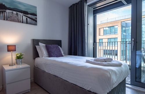 Bray on Thames Apartment | ✪Sleeps 7 , Central Maidenhead, Free Parking, WiFi, Netflix, Perfect for Groups✪