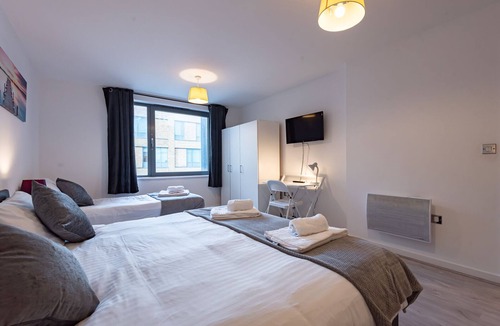 Bray on Thames Apartment | ✪Sleeps 7 , Central Maidenhead, Free Parking, WiFi, Netflix, Perfect for Groups✪