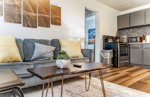 Wichita Apartment | Sleeps 8 | 2 Apts | Central | Fast WiFi + Peaceful