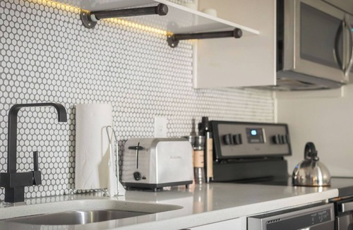Sobro Cottage | Sleeps 8 4 Sobro Suites w/Kitchens & Art, Walk to Broadway by Avantstay