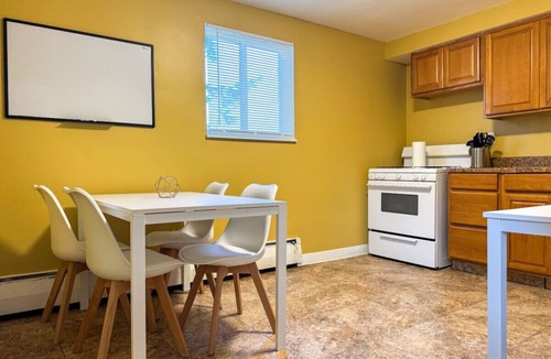 Mount Oliver Apartment | Sleeps 8! Charming 2 BR w/5 beds + WIFI