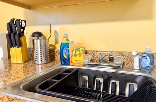 Mount Oliver Apartment | Sleeps 8! Charming 2 BR w/5 beds + WIFI