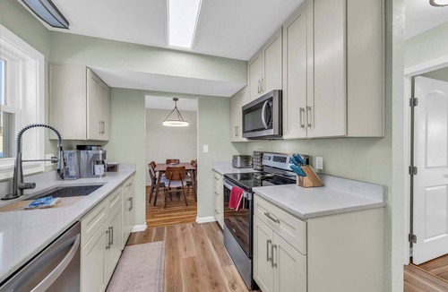 South Kansas City House | Sleeps 8, Close to FIFA 2026,Game Room, Hot Tub
