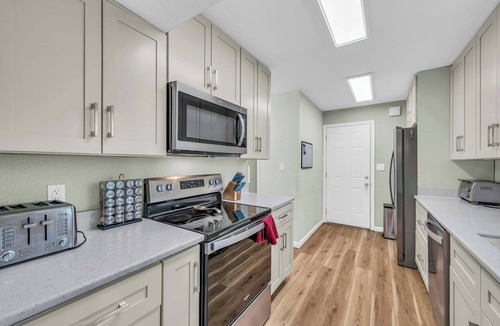 South Kansas City House | Sleeps 8, Close to FIFA 2026,Game Room, Hot Tub