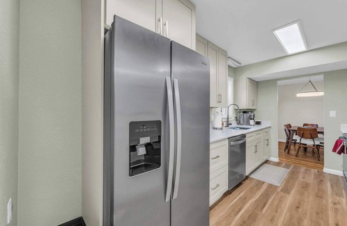 South Kansas City House | Sleeps 8, Close to FIFA 2026,Game Room, Hot Tub