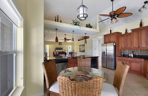 Broadmoor House | Sleeps 8, full refund, pool heat, 2 suites