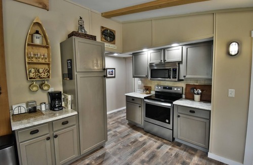 Union House | Sleeps 8; hot tub, pool, playground, firepit, fishing w/floating dock, lake view