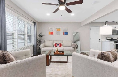 Lee's Summit House | Sleeps 8|King Beds|Arcade|Near DT Lee Summit