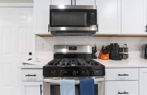 Lee's Summit House | Sleeps 8|King Beds|Arcade|Near DT Lee Summit