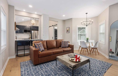 Lee's Summit House | Sleeps 8|KingBed|Game Room|Walkable|Lee Summit