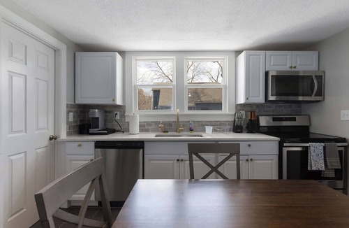 Lee's Summit House | Sleeps 8 KingBeds Walkable to Downtown Lees Summit