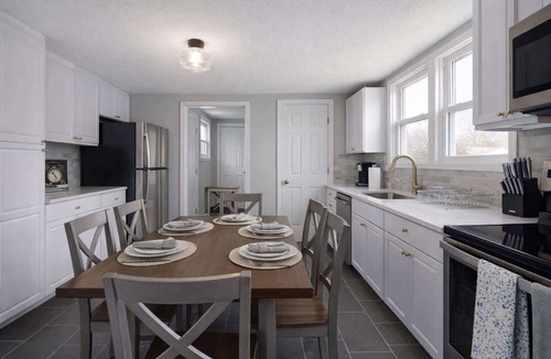 Lee's Summit House | Sleeps 8 KingBeds Walkable to Downtown Lees Summit