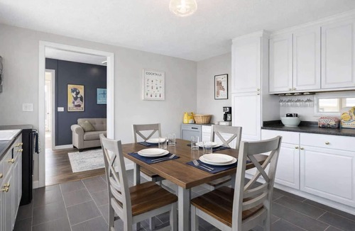 Lee's Summit House | Sleeps 8 KingBeds Walkable to Downtown Lees Summit