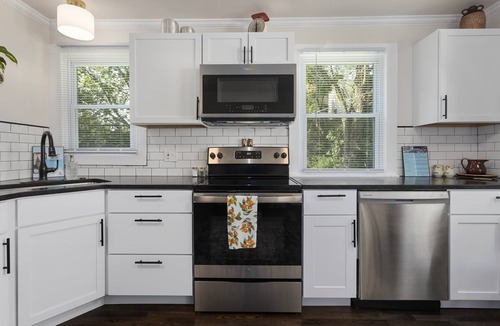 Lee's Summit House | Sleeps 8 KingBeds Walkable to Downtown Lees Summit