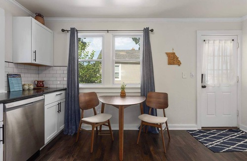 Lee's Summit House | Sleeps 8 KingBeds Walkable to Downtown Lees Summit