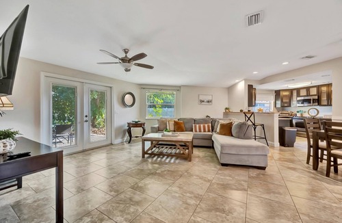 Southgate House | Sleeps 8 Pets Welcome Fenced In Backyard