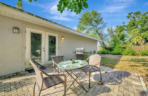 Southgate House | Sleeps 8 Pets Welcome Fenced In Backyard