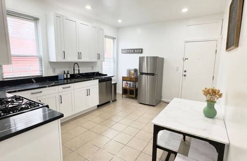 Newark House | Sleeps 8, Stylish Home, Great Access NYC & EWR