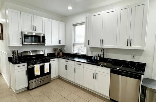 Newark House | Sleeps 8, Stylish Home, Great Access NYC & EWR