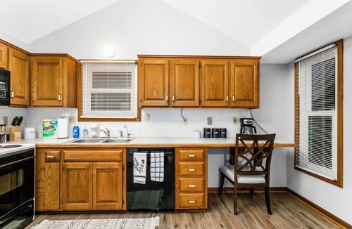 I-435 West KC-KS House | Sleeps 8 with 4 Bedrooms Near Legends and Speedway