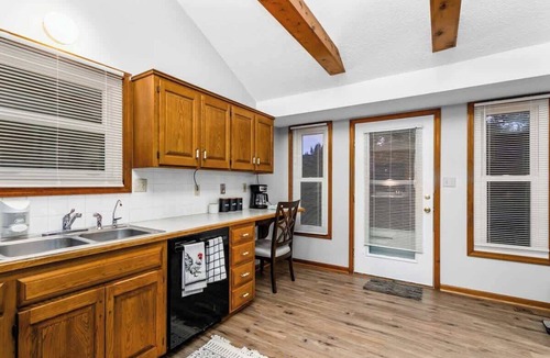 I-435 West KC-KS House | Sleeps 8 with 4 Bedrooms Near Legends and Speedway