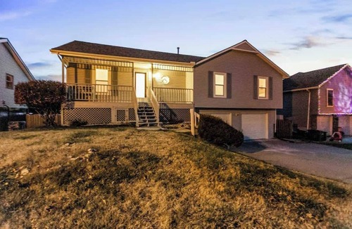 I-435 West KC-KS House | Sleeps 8 with 4 Bedrooms Near Legends and Speedway