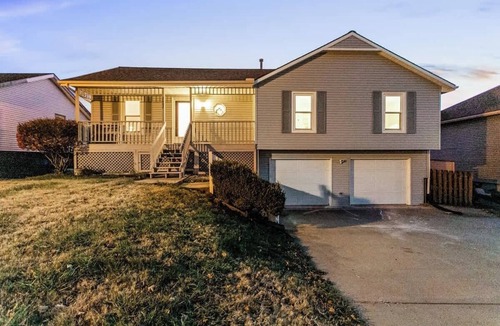I-435 West KC-KS House | Sleeps 8 with 4 Bedrooms Near Legends and Speedway
