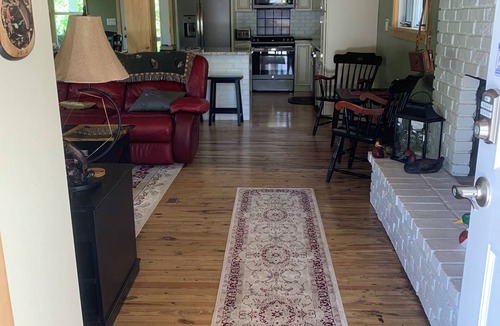 Bellefonte House | Sleeps 9 – Minutes to Beaver Stadium – Streamfront – Fly Fishing