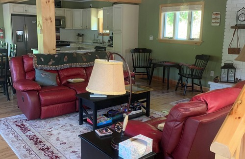 Bellefonte House | Sleeps 9 – Minutes to Beaver Stadium – Streamfront – Fly Fishing