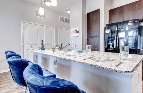 South Main Apartment | Sleeps Groups | Houston NRG Stadium | Private 2BR
