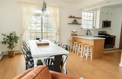 Catskill House | Sleeps up to 8- Catskill Cabin with Fire Pit & Indoor Jacuzzi Tub