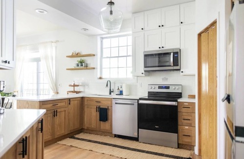 Catskill House | Sleeps up to 8- Catskill Cabin with Fire Pit & Indoor Jacuzzi Tub