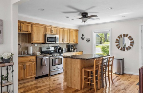 Bridgeport House | Sleeps10 Lakefront Retreat: Fire Pit & Near Casin