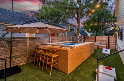Blackshear-Prospect Hill House | Sleeps19 Pool Game Room Luxe 5BR Retreat