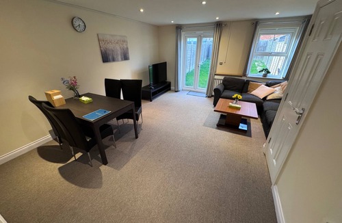 Reading House | Sleeps8-FamilyFriendly-FreeParking-30MinToHeathrow