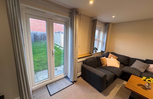 Reading House | Sleeps8-FamilyFriendly-FreeParking-30MinToHeathrow