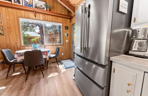 Whispering Forest House | Sleepy Basset Chateau-2bd 1bath BBQ-EV Charger