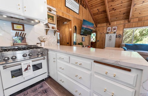 Whispering Forest House | Sleepy Basset Chateau-2bd 1bath BBQ-EV Charger