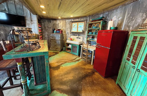 Hamilton House | Sleepy Eye Inn – Rustic Silo Retreat in the Heart of Hamilton, TX