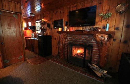 Crestline Cabin | Sleepy Hollow Cabins & Hotel