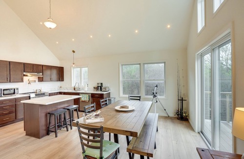 Athens House | Sleepy Hollow Lake Home w/Deck, Pool Access!